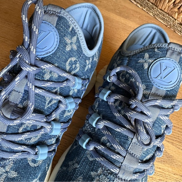 Authentic Louis Vuitton Men’s 6 sneakers. - Picture 9 of 15